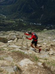 Edoardo in salita sul pendio prima della parete