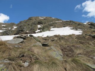 Cima La Rubbia vista dai pressi dei ruderi q. 2270, la punta è a dx, il colle a sx