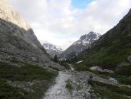 03 - prima della salita al rifugio il vallone da percorrere è lungo e selvaggio