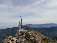 Madonnina (senza faretto) sullo sfondo Bisalta e Bric Costa Rossa
