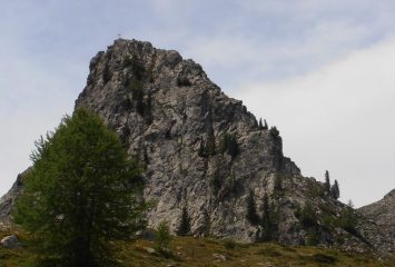 L'intera cresta vista dal pianoro sopra il Lago di Sant'Anna