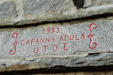 insegna in pietra sul muro della capanna (29-6-2013)