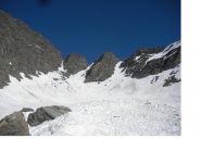 Il Colle Costan (il centrale dei tre canalini) ) a sx la cresta di salita alla vetta..