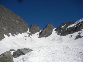 Il Colle Costan (il centrale dei tre canalini) ) a sx la cresta di salita alla vetta..