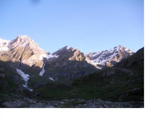 Al centro tra la P.Costan a dx e la P.del Fort a sx,la P.Avril..all'alba.