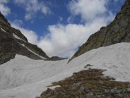 traverso ancora innevato sotto il colle
