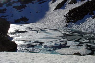 ancora ghiaccio sul lago nero