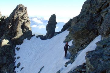 oltre il colletto inizia la cresta di roccia