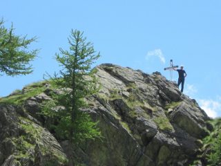 otaner accanto alla croce sulla roccia sopra il Santuario