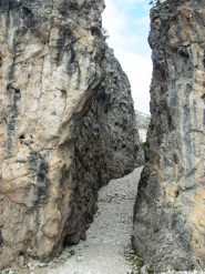 intaglio tra le due parti del monolite