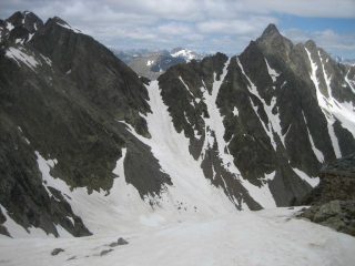 Pochi minuti dopo una scialpinista scivolerà nel canale del Col di Vens,