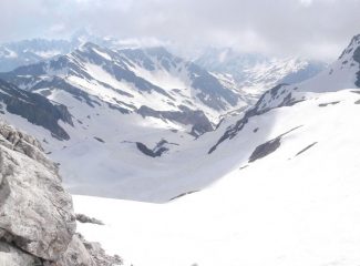 la bella discesa in neve primaverile  ancora compatta ,in atto il cambio repentino del tempo....