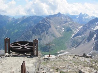 la vecchia teleferica e sullo sfondo la Meja 