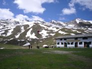al ritorno  molti escursionisti al rifugio...