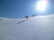 pendii finali, vetta sullo sfondo subito a dx sciatori