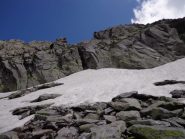 alla destra del torrione c'è il facile canale di accesso alla cresta