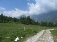 P.so della Loncia in lontananza.( bivio per discesa su Indritti su sentiero) 