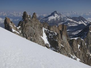 prima parte di cresta: i gendarmi del Piccolo Paradiso visti dal lato Cogne