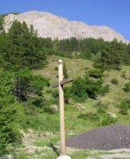 dal ponte con croce che indica la lontana parete biancastra!