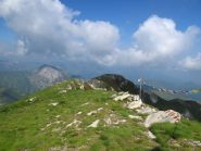 Il crinale di arrivo e bandierine di preghiera tibetane