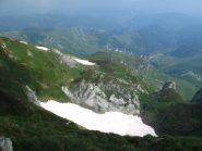Il versante di salita e il grande nevaio a nord del Mondolè