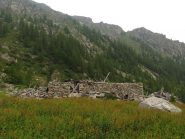 Baita Busiaire e in alto a dx, il bocchetto di quota 2053