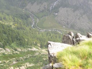 Sotto di noi, le placconate del Rio Vallotta e l'Alpe Randonero