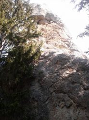 La via vista dal basso. Un'altra cordata su L2, uscendo dalla grotta dove si trova la sosta di L1
