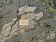 La targa in ricordo di Maurizio