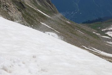 Il blocco di neve che, staccatosi sopra la nostra testa, precipita a valle
