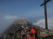 Croce della Cima Centrale, sullo sfondo la Cima SW.