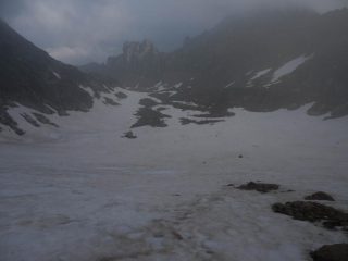 salendo la conoide, sguardo indietro sulla seconcda conca innevata; sullo sfondo la Costa S.Giovanni