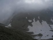 scendendo il versante SE dell'Aver, a sx il Colle dei Morti, il Monte della Valletta nelle nebbie