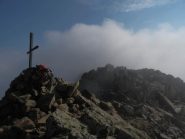 La croce della Cima NW e, sullo sfondo, la Cima Centrale