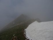 lungo la dorsale che sale alla Cima NE, sullo sfondo la Cima Centrale
