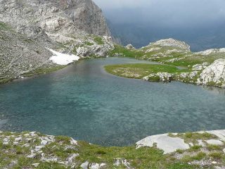 il bel lago sopra la cascata