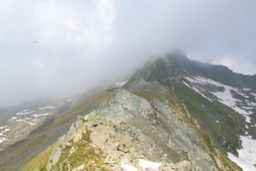 la cresta non percorsa con la Punta Santanel immersa nella nebbia