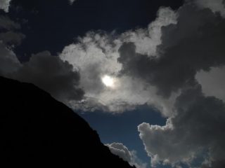 e le nuvole come i sogni continuano a scorrere