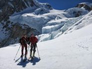 al centro della foto il colle della brenva dal petit plateau in ambiente grandioso