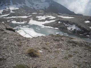 il lago Mongioia salendo in vetta