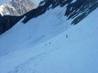 Il pendio che conduce alla spalla visto da poco sotto quest'ultima