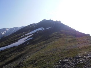 04 - sotto i 2800mt si sale meglio su nevai e prati sul versante a N-O rispetto agli sfasciumi in cresta