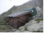Il bivacco poco sotto la vetta..