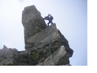 In arrampicata sul primo torrione..
