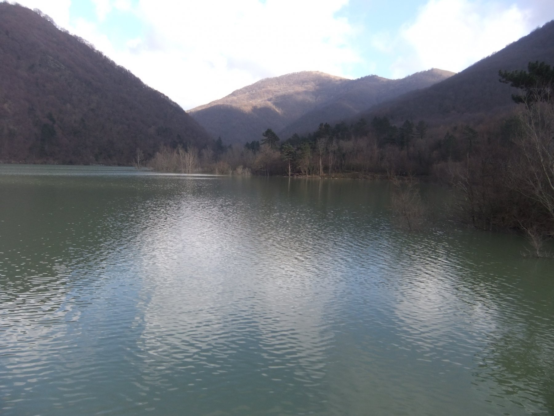 Sulla diga del Lago di Valnoci