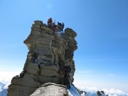folla in punta alla vetta con la madonna
