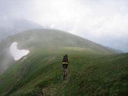 oltre il colle inizia il panoramico sentiero per il lago d'Envie