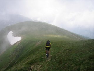 oltre il colle inizia il panoramico sentiero per il lago d'Envie