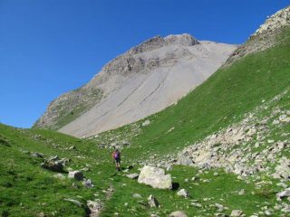 Tra breve ci si infila nel vallone a destra