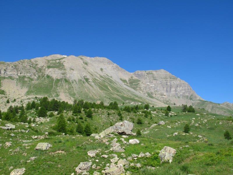 La Pointe de Eyssina, a destra in fondo, vista salendo dal col de Vars